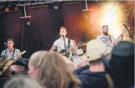  ?? FOTO: JOAKIM S. ENGER ?? POPULAERE: Byting har reist land og strand rundt de siste årene. Her er bandet i aksjon på Countryfes­tivalen i Seljord.