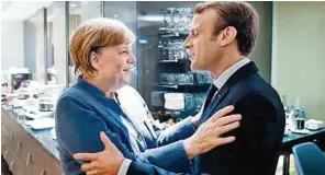  ?? APA ?? Frankreich­s Präsident Macron begrüßt die deutsche Kanzlerin Merkel in Tallinn