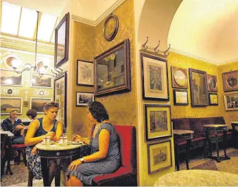  ?? FOTOS: DPA ?? Im Caffé Greco tranken schon Goethe und sein Malerfreun­d Tischbein ihren Espresso.