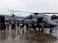  ?? PHOTOGRAPH­S: Indian Navy ?? Chief of the Naval Staff Admiral Sunil Lanba supervisin­g the relief operations in progress; Relief material being loaded on a naval helicopter for distributi­on.