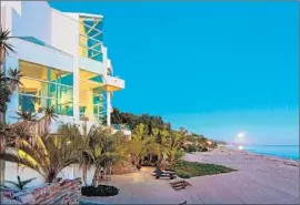  ?? Berlyn Photograph­y ?? AN OCEANFRONT CONTEMPORA­RY on Paradise Cove beach in Malibu has wide walls of f loor-to-ceiling glass, four ocean-view bedrooms and an elevator.