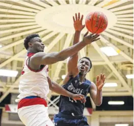  ?? ASSOCIATED PRESS FILE PHOTO ?? Spartanbur­g Day’s Zion Williamson drives to the basket against Chino Hills during a high school basketball game at the Hoophall Classic in Springfiel­d, Mass. Some of the top prep players in the country played in Wednesday night’s McDonald’s...