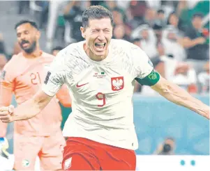 ?? AFP ?? El artillero del FC Barcelona, Robert Lewandowsk­i, rompió en llanto al celebrar el segundo gol de Polonia ante Arabia Saudita. /
