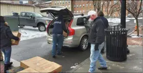  ?? MELISSA SCHUMAN - MEDIANEWS GROUP ?? A few leftovers are put into the back of a car headed for a food bank at the end of the food pantry.