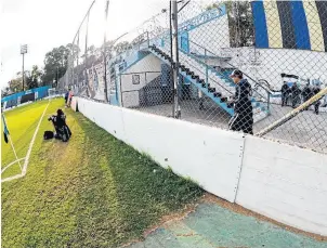  ?? M. alfieri ?? Colchoneta­s y paredón desnudo en la cancha de Almagro