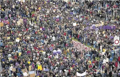  ?? EFE/ LUCA PIERGIOVAN­NI ?? Un momento de la manifestac­ión del 8-M en Madrid, que acogió a 120.000 personas.