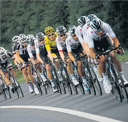  ?? FOTO: AP ?? El equipo Sky con Geraint Thomas tirando a bloque en una de las etapas del Tour de Francia