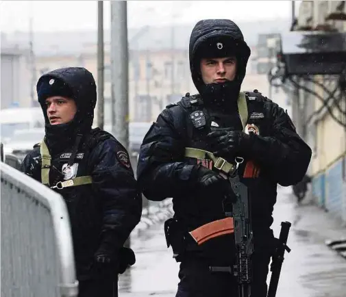  ?? Foto: AFP ?? Russische Sicherheit­skräfte haben nach dem Anschlag nahe Moskau vor allem tadschikis­che Gastarbeit­er im Visier.