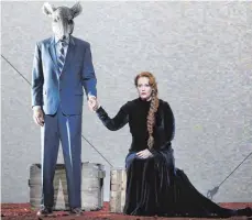  ?? FOTO: STAATSOPER ?? Carlotta (Catherine Naglestad) mit einer zur Maus mutierten Gestalt in „Die Gezeichnet­en“an der Münchner Staatsoper.