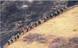  ?? JEREMY PAPASSO/DAILY CAMERA ?? Crews battle the Sunshine Fire in the Sunshine Canyon area of Boulder, Colo., on Sunday. The small wildfire forced hundreds of people from their homes.