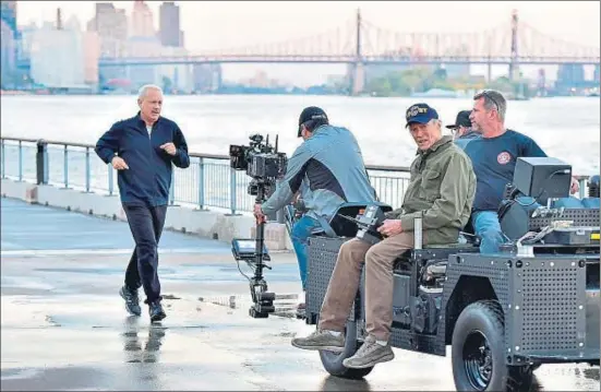  ?? JAMES DEVANEY / GETTY ?? En Nueva York. El director, en pleno trabajo junto al protagonis­ta de la película, Tom Hanks, en el papel de Sully