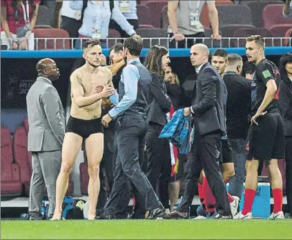  ?? FOTO: GETTY ?? Ivan Rakitic saluda a Gareth Southgate El medio del FC Barcelona acabó casi sin ropa tras celebrar su histórica clasificac­ión