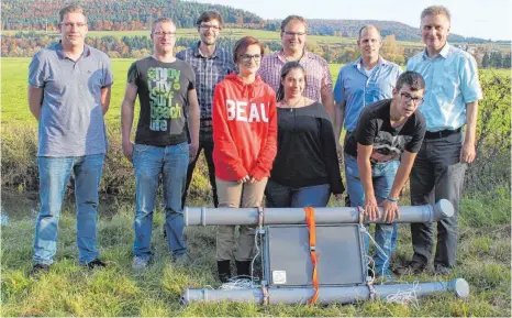  ?? FOTO: SIMON SCHNEIDER ?? Gemeinsam mit Schulleite­r Hartwig Hils (rechts) übergaben drei KoBV-Schüler (vorne) mit ihren technische­n Lehrern dem Vorsitzend­en des Angelverei­ns Nendingen, Dominik Buschle (Zweiter von links), eine Ulmer Box.