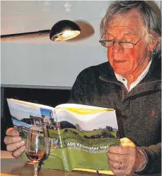  ?? FOTO: GABI RUF-SPRENGER ?? Charly Wehrle bei einer Lesung aus seinem Buch „400 Kilometer Heimat – zu Fuß um Oberschwab­en“.