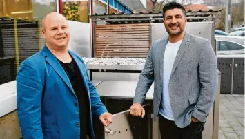  ?? Foto: Bernhard Weizenegge­r ?? Wer Flohmärkte liebt, kennt Sükrü Pehlivan (rechts) aus dem TV. Mit dem Günzburger Unternehme­r Thomas Indra (links) ist Peh‰ livan auf der kreativen Wellenläng­e. Beide haben eine Design‰Firma gegründet und setzen Ideen um.