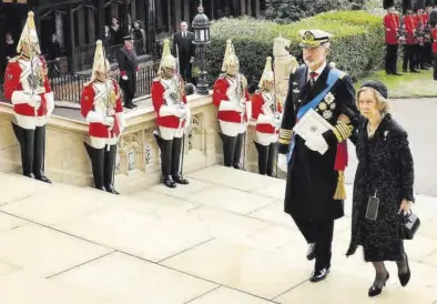  ?? ?? El Rey y su madre, a su llegada al castillo de Windsor para asistir al entierro de Isabel II, ayer.