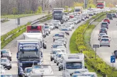  ?? FOTO: DANIEL FRIEDERICH­S ?? Ab Montag wird die A 7 zwischen dem Dreieck Hittistett­en und Vöhringen saniert. Die Arbeiten werden bis Juli dauern.