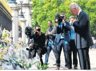  ?? NEIL HALL / EFE ?? El nuevo monarca visita el homenaje que los británicos han hecho a su madre a las puertas de Buckingham.