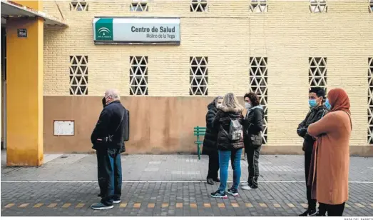  ?? RAFA DEL BARRIO ?? Un grupo de personas hacen cola a la puerta de un centro de salud de Huelva el pasado lunes.