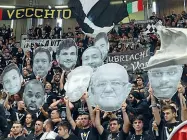  ??  ?? Azione sotto canestro e un momento della coreografi­a dei tifosi bianconeri