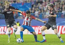  ?? FOTO: IMAGO ?? Umkämpftes Duell: Julian Brandt (li.) und Kevin Kampl (r.) versuchen Ángel Correa zu stoppen.