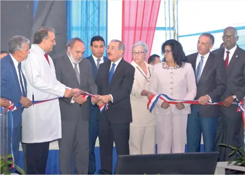  ?? DANNY POLANCO ?? El presidente Danilo Medina mientras corta la cinta de la apertura de la remodelaci­ón del centro hospitalar­io.