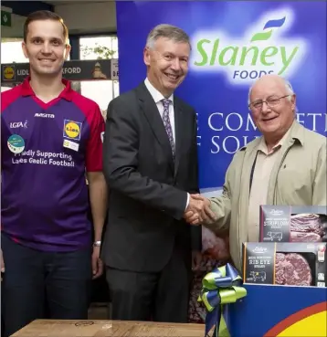  ??  ?? Lidl New Ross store manager Edgar Shole, Rory Fanning and Paddy Butler in Lidl New Ross. Rory presented Paddy with a barbecue at the event.