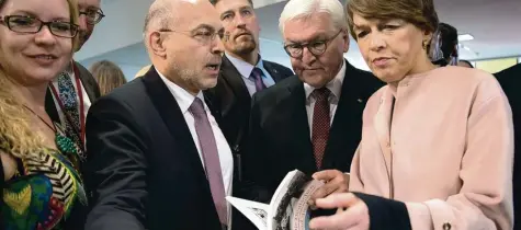  ??  ?? Bundespräs­ident Frank Walter Steinmeier und seine Frau Elke Büdenbende­r (rechts) beim Besuch der Warschauer Buchmesse.