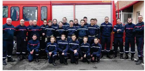  ??  ?? La section des JSP lors d’une séance tenue un mercredi après-midi et réunie en présence des instructeu­rs, du sergent-chef Daniel Bonnot et du lieutenant Jean-Pierre Simard, commandant le centre de secours.