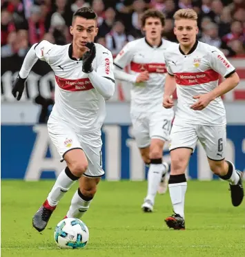  ?? Foto: imago/Pressefoto Baumann ?? Daran muss man sich erst gewöhnen: Seit der Winterpaus­e spielt Erik Thommy (links) beim VfB Stuttgart. Dem FC Augsburg ist er dennoch dankbar.