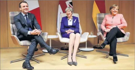  ?? / LUDOVIC MARIN (AFP) ?? La primera ministra británica, Theresa May, entre el presidente francés, Emmanuel Macron, y la canciller alemana, Angela Merkel, ayer en la cumbre de la Unión Europea en Bruselas.