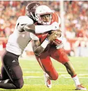  ?? Joe Buvid ?? UH quarterbac­k Greg Ward Jr. scores against Texas State to complete what passes for a lengthy drive for the Cougars. It required eight plays but took only 2:39 off the clock.