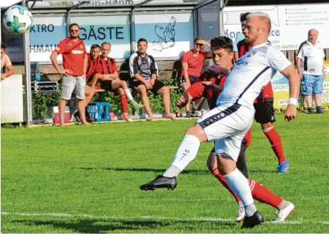  ?? Foto: Luis Bauer ?? Fabian Scharbatke schießt – und die Beobachter auf der Bank der Gäste befürchten augenschei­nlich ein weiteres Gegentor. Insgesamt fünf Mal netzte der Fußballer des FC Ehekirchen gestern ein. Zu oft für den Aufsteiger.