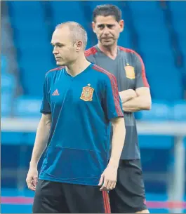  ?? FOTO: SIRVENT ?? Andrés Iniesta y Fernando Hierro durante un entrenamie­nto