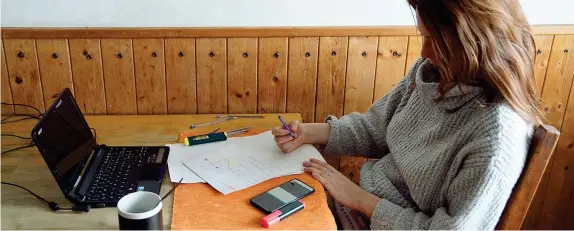  ??  ?? Aula provvisori­a
Una studentess­a svolge gli esercizi assegnati nella sua casa a Milano: per contenere la diffusione del coronaviru­s le scuole in Italia sono state chiuse