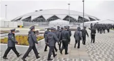  ?? GETTY ?? Polizeikrä­fte marschiere­n vor dem Stadion in Samara auf.