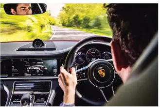  ??  ?? Abajo: El interior del Panamera ha sufrido un enorme cambio respecto de su antecesor. Mejora, y mucho. Abajo dcha.: Porsche se muestra más prudente a la hora de exprimir su bloque de cuatro litros, para quedarse en 550 CV.