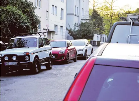 ?? Foto: Bernd Hohlen ?? Parkplätze am Straßenran­d sind rar. Selbst Bewohner finden häufig keinen Stellplatz.