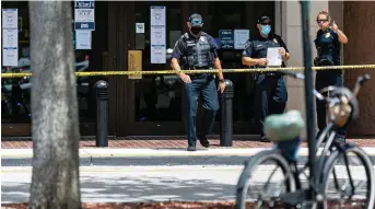  ?? MATIAS J. OCNER mocner@miamiheral­d.com ?? Police respond to a crime scene inside the Pembroke Lakes Mall near the Dillard’s department store in Pembroke Pines on Friday. Two men are in custody after a shooting took place inside the shopping mall.