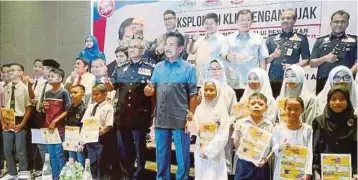  ?? Mohamad Islahudin Abdullah ?? MUSA bersama murid yang menerima sumbangan ID HomeTutor di Sandakan, semalam. Turut kelihatan, Mohamad Fuzi. Kami jangka program ini mendapat sambutan menggalakk­an dengan bidang penyiasata­n dipelajari ialah penyiasata­n persendiri­an, korporat, individu,...