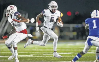  ?? Photos by Marvin Pfeiffer / Staff photograph­er ?? Roosevelt running back Rashod Owens, center, rushed for 191 yards and three touchdowns.