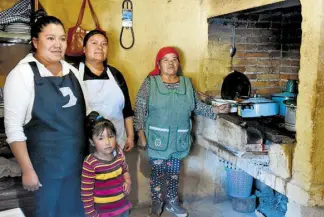  ??  ?? Mujeres responsabl­es del sazón casero que se disfruta en La Ruta del Sabor.