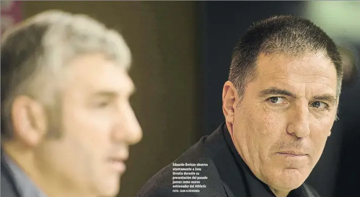  ?? FOTO: JUAN ECHEVERRÍA ?? Eduardo Berizzo observa atentament­e a Josu Urrutia durante su presentaci­ón del pasado jueves como nuevo entrenador del Athletic