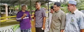  ??  ?? PENGERUSI Jawatankua­sa Kesihatan, Pembanguna­n Luar Bandar, Agama dan Syarikat Berkaitan Kerajaan Negeri (GLC), Datuk Dr Ismail Salleh (dua dari kiri) berbual dengan pengusaha laksa kebok, Daud Ismail.