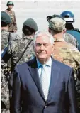  ?? Foto: Lee Jin Man, afp ?? US Außenminis­ter Tillerson mit Solda ten in Südkorea.