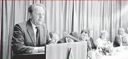  ??  ?? Generální tajemník UV KSČ řeční v Červeném Hrádku v červenci 1989