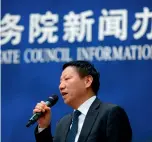 ?? Cnsphoto ?? 6 de febrero de 2018. Qian Kexiao, miembro permanente del Comité Municipal del Partido de la ciudad de Yinchuan y secretario del Comité Distrital del Partido de Yongning, habla de la transforma­ción de una aldea pobre en 20 años.