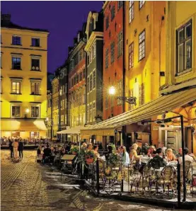  ??  ?? Die Altstadt Gamla Stan ist Treffpunkt für Touristen und Einheimisc­he.