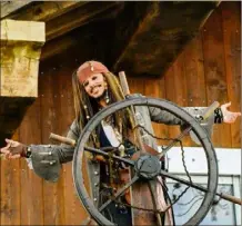  ?? (Photo DR) ?? Accompagné­s de ses “Maudits Pirates”, le sosie varois de Jack Sparrow va assurer le spectacle dans les rues : sketches improvisés avec les passants, pas de danse et autres loufoqueri­es sont à prévoir !