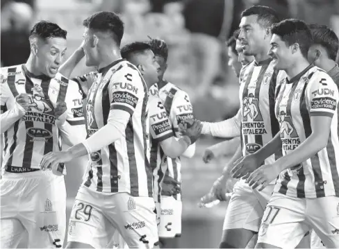  ?? ?? > Tuzos del Pachuca, sin acaparar muchos reflectore­s, son líderes junto con Pumas y Cruz Azul.